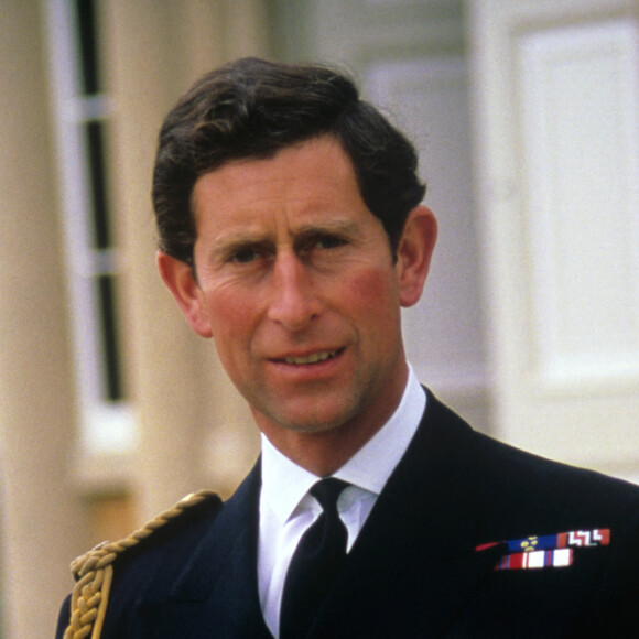 Le pouvoir de séduction du roi Charles III n'a jamais été remis en question.
Le prince de Galles de l'époque portant son nouvel uniforme de capitaine de la Royal Navy à l'occasion de son 40ème anniversaire à Londres, Royaume Uni