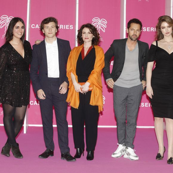 Lucien Belves, Frédéric Diefenthal, Elsa Lunghini et Pola Petrenko de "Ici tout commence" au photocall lors de la 5ème saison du festival International des Séries "Canneseries" à Cannes, France, le 2 avril 2022. © Denis Guignebourg/Bestimage .