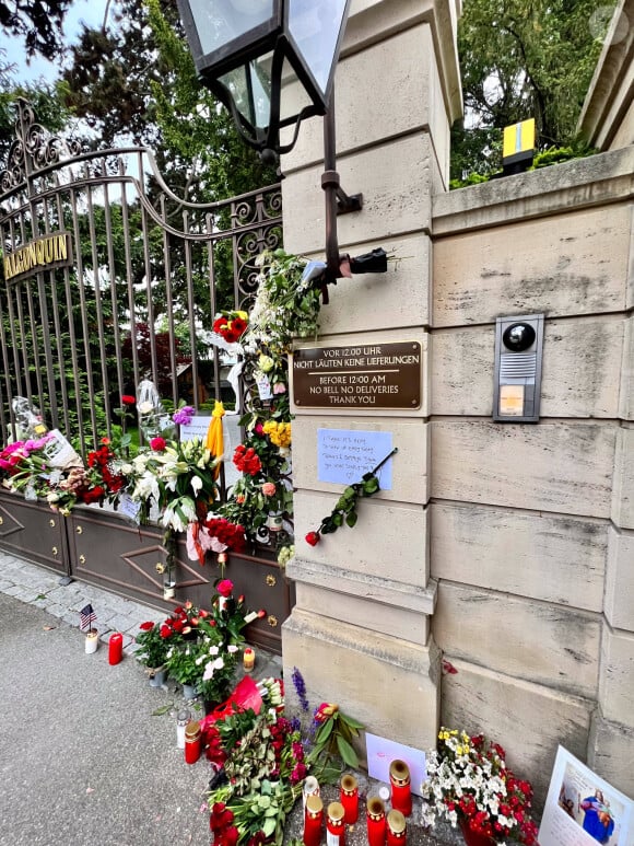 Des suites d'une "longue maladie"
Suite au décès de la rock star, les fans déposent des lettres d'hommages et des bouquets de fleurs devant le domicile de Tina Turner à Zurich, le 25 mai 2023. 