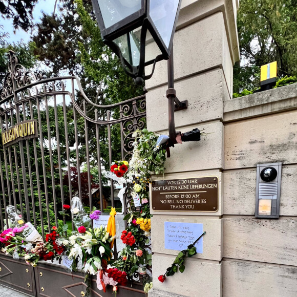 Des suites d'une "longue maladie"
Suite au décès de la rock star, les fans déposent des lettres d'hommages et des bouquets de fleurs devant le domicile de Tina Turner à Zurich, le 25 mai 2023. 