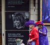 Elle voulait une inhumation
Des fleurs en hommage à Tina Turner déposées devant le théâtre Aldwych où se joue la comédie musicale "Tina" à Londres, le 25 mai 2023. La veille, la chanteuse s'est éteinte en Suisse à l'âge de 83 ans. 