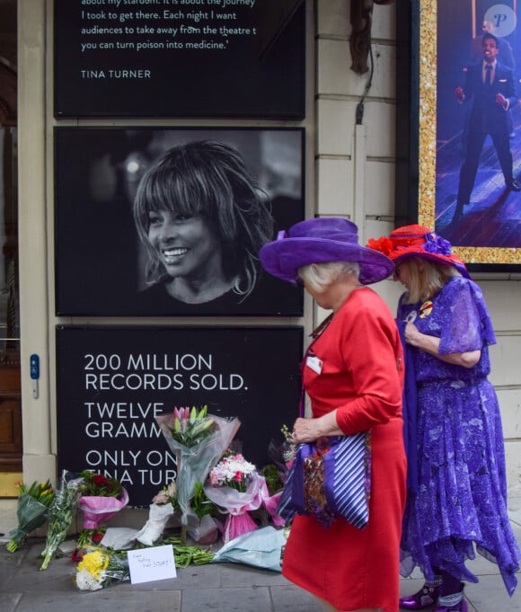 Elle voulait une inhumation
Des fleurs en hommage à Tina Turner déposées devant le théâtre Aldwych où se joue la comédie musicale "Tina" à Londres, le 25 mai 2023. La veille, la chanteuse s'est éteinte en Suisse à l'âge de 83 ans. 