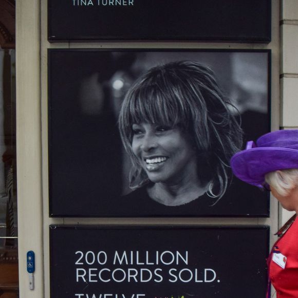 Elle voulait une inhumation
Des fleurs en hommage à Tina Turner déposées devant le théâtre Aldwych où se joue la comédie musicale "Tina" à Londres, le 25 mai 2023. La veille, la chanteuse s'est éteinte en Suisse à l'âge de 83 ans. 