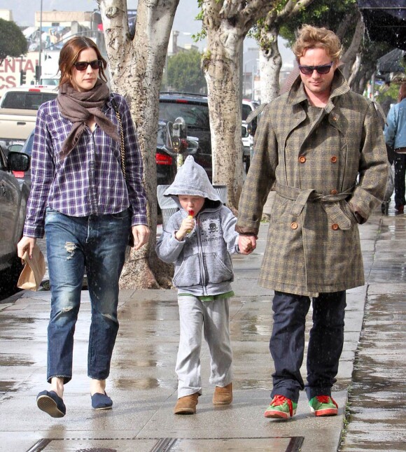 Liv Tyler et Royston Langdon se promènent avec leur fils Milo et déjeunent ensemble à Beverly Hills le 27 février 2010
