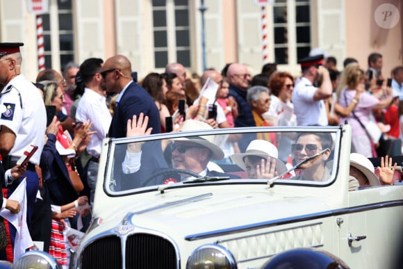 Le prince Albert et la princesse Charlene ont célébré le centième anniversaire de Rainier III avec leurs enfants et toute leur famille
Le prince Albert II de Monaco, La princesse Charlène de Monaco, La princesse Gabriella de Monaco, comtesse de Carladès et Le prince Jacques de Monaco, marquis des Baux - "Le rocher en fête" la principauté de Monaco fête le centenaire du prince Rainier III à Monaco  © Jean-Charles Vinaj/Pool Monaco/Bestimage