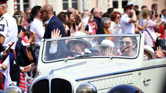 Charlene de Monaco "graffeuse" multipliant les sourires avec Albert et ses jumeaux chapeautés pour le Prince Rainier III