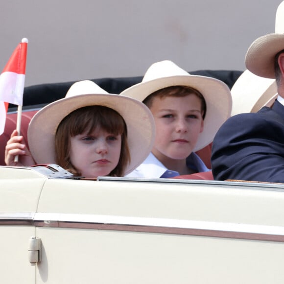 Protéger du soleil généreux, Jacques et Gabriella étaient impressionnés par les festivités
Le prince Albert II de Monaco, La princesse Charlène de Monaco, La princesse Gabriella de Monaco, comtesse de Carladès et Le prince Jacques de Monaco, marquis des Baux - "Le rocher en fête" la principauté de Monaco fête le centenaire du prince Rainier III à Monaco, le 31 mai 2023. © Jean-Charles Vinaj/Pool Monaco/Bestimage