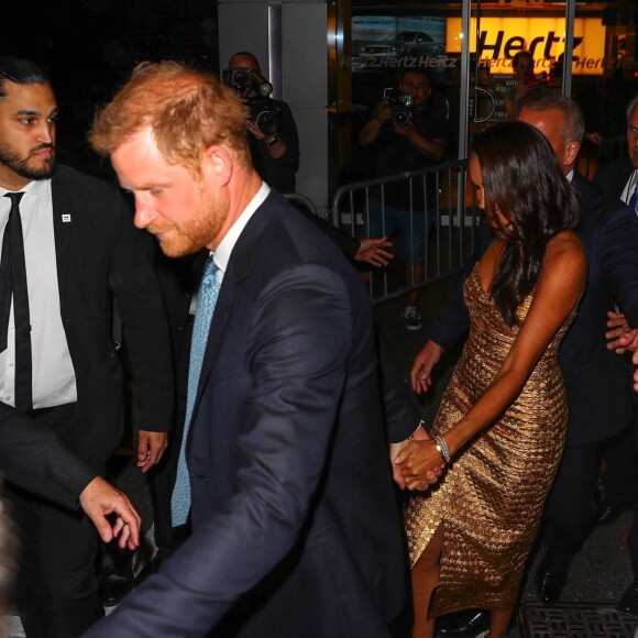 Récemment, ils auraient notamment été victimes d'une course-poursuite avec les paparazzis.
Le prince Harry, duc de Sussex et Meghan Markle, duchesse de Sussex, et sa mère Doria Ragland, à la sortie de la cérémonie des "Women of Vision Awards" au Ziegfeld Theatre à New York, le 16 mai 2023. 