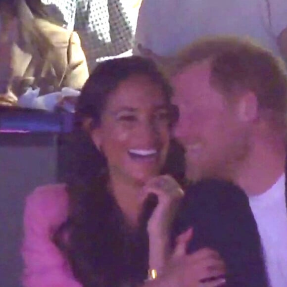 Une décision qui renforce les rumeurs sur les tensions dans leur couple.
Le prince Harry, duc de Sussex et Meghan Markle, duchesse de Sussex, assistent au match des Lakers à la Crypto.com Arena à Los Angeles, le 24 avril 2023. 