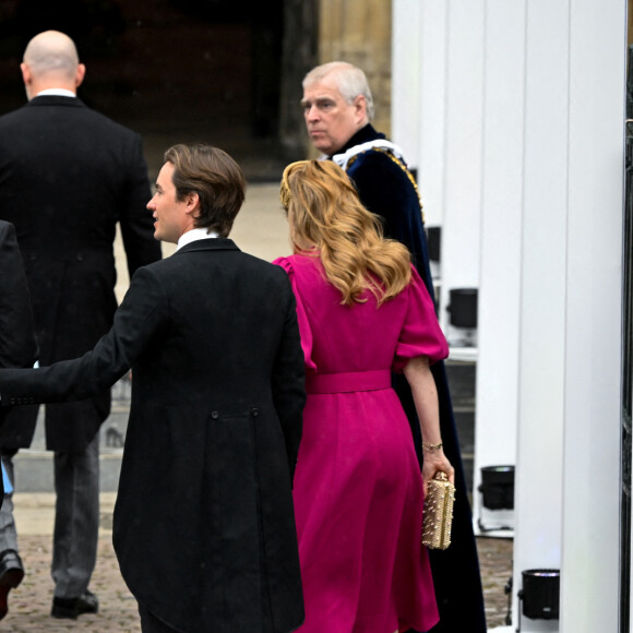 Le prince Harry, duc de Sussex, La princesse Beatrice d'York et son mari Edoardo Mapelli Mozzi et Le prince Andrew, duc d'York - Les invités arrivent à la cérémonie de couronnement du roi d'Angleterre à l'abbaye de Westminster de Londres, Royaume Uni, le 6 mai 2023 
