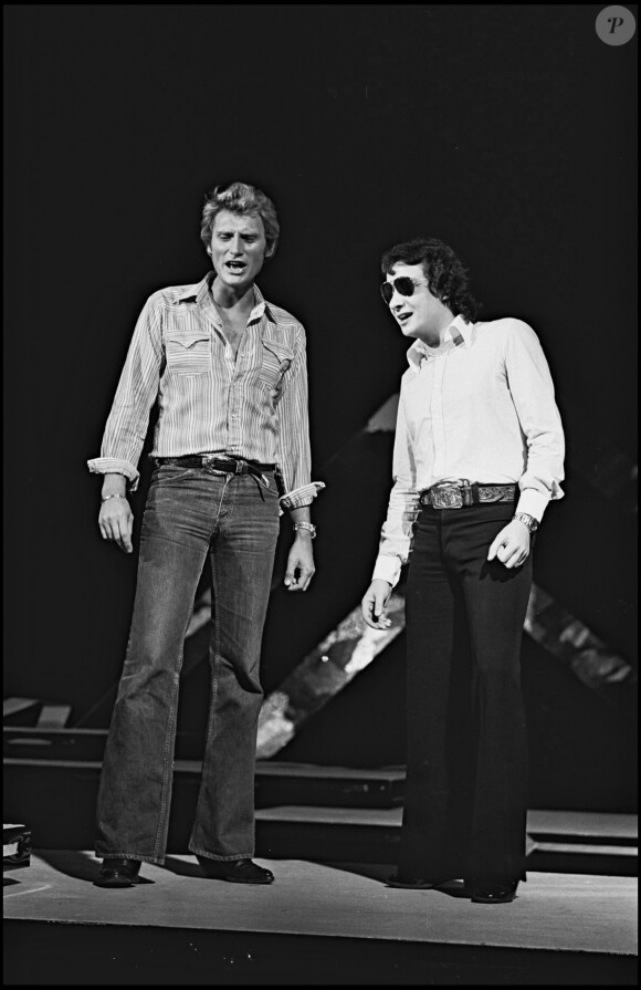 Archives - Johnny Hallyday et Michel Sardou sur le plateau de l'émission de TF1 "Numero 1 à Michel Sardou" en 1975.