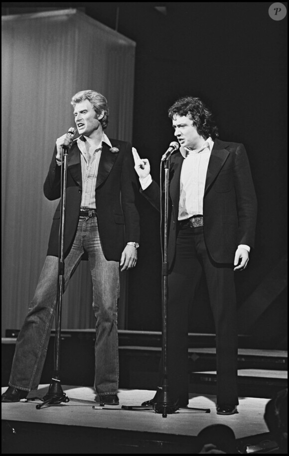 Archives - Johnny Hallyday et Michel Sardou sur le plateau de l'émission de TF1 "Numero 1 à Michel Sardou" en 1975.