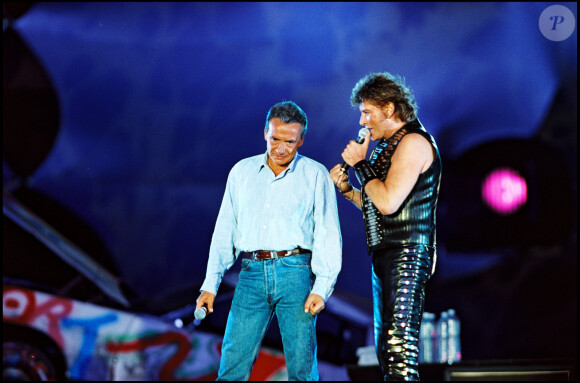Archives - Johnny Hallyday sur scène en duo avec Michel Sardou au Parc des Princes en 1993.