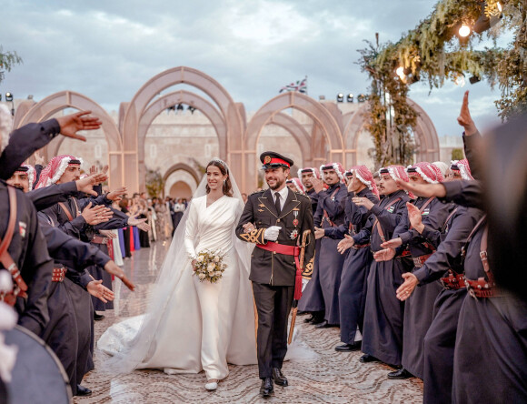 En plein dialogue, la princesse de Galles a été coupée par son époux, qui a remué la main pour signaler qu'il était temps de couper court à la conversation...
Mariage du prince Hussein bin Abdullah II et Rajwa Al-Saif au palais Husseiniya à Amman, Jordanie le 1er juin 2023.