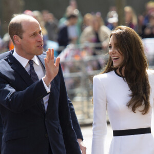 Le prince William s'est envolé, avec son épouse Kate Middleton, en direction de la ville d'Amman.
Le prince William, prince de Galles, et Catherine (Kate) Middleton, princesse de Galles, saluent des sympathisants lors d'une promenade à l'extérieur du palais de Buckingham à Londres, Royaume Uni