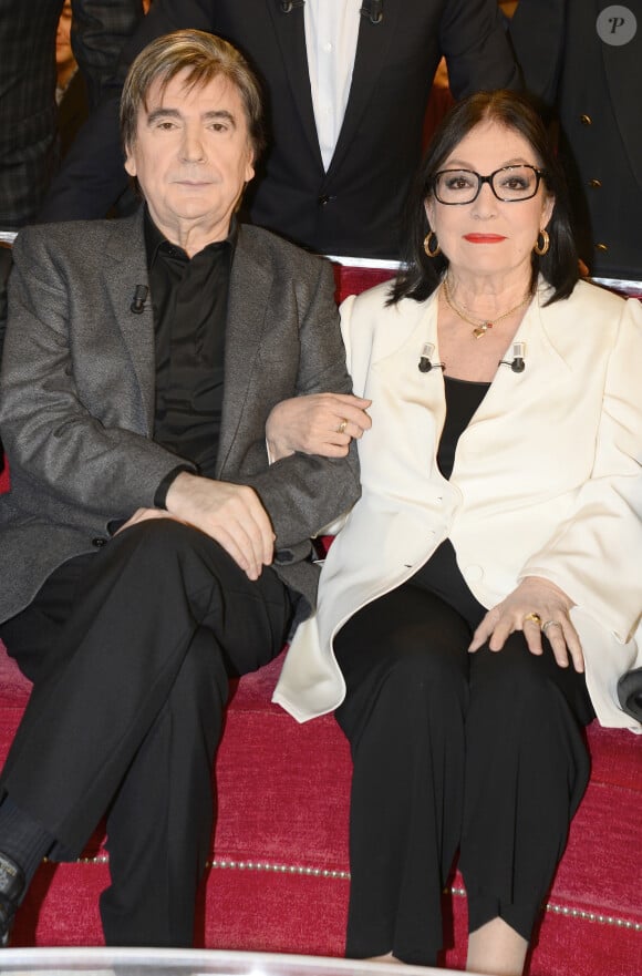 Serge Lama et Nana Mouskouri dans l'émission "Vivement Dimanche", à Paris, le 26 novembre 2014.
© Coadic Guirec / Bestimage