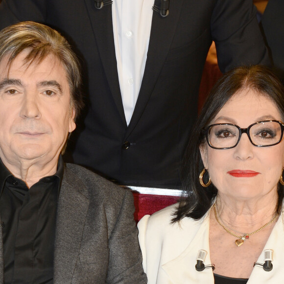 Serge Lama et Nana Mouskouri dans l'émission "Vivement Dimanche", à Paris, le 26 novembre 2014.
© Coadic Guirec / Bestimage