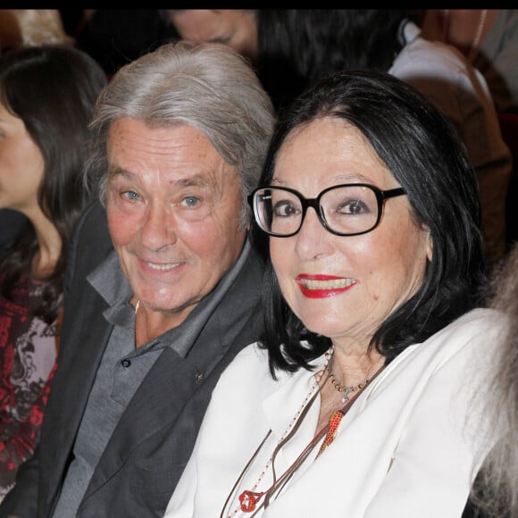 Alain Delon et Nana Mouskouri au théâtre des Bouffes Parisiens, en hommage à Jean-Claude Brialy en 2007.
© Bertrand Rindoff Petroff / Bestimage