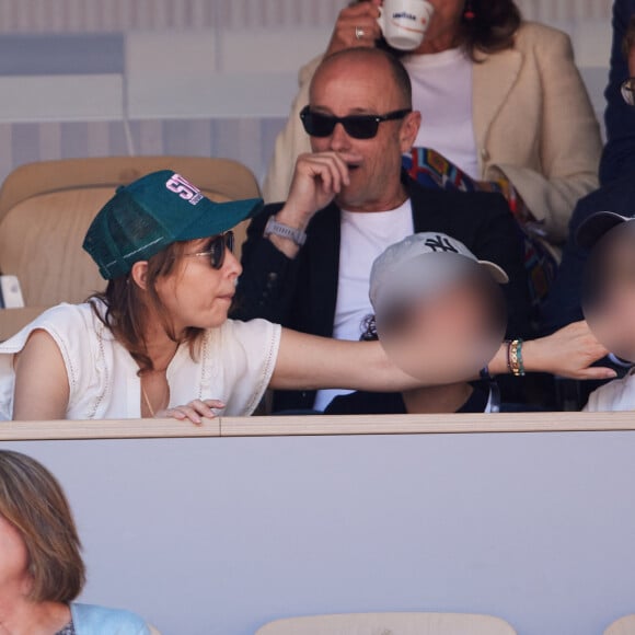 Léa Salamé en tribunes avec son fils Gabriel, né en 2017, ainsi que de son beau-fils de 11 ans, Alexandre en tribunes lors des Internationaux de France de tennis de Roland Garros 2023 à Paris, France, le 3 juin 2023. © Moreau-Jacovides/Bestimage