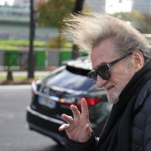 Exclusif - Eddy Mitchell quitte les studios de Radio France à Paris le 7 novembre 2022 © Jonathan Rebboah / Panoramic / Bestimage  