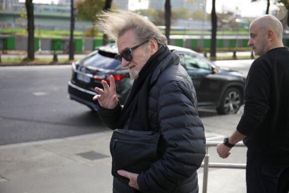 Exclusif - Eddy Mitchell quitte les studios de Radio France à Paris le 7 novembre 2022 © Jonathan Rebboah / Panoramic / Bestimage  