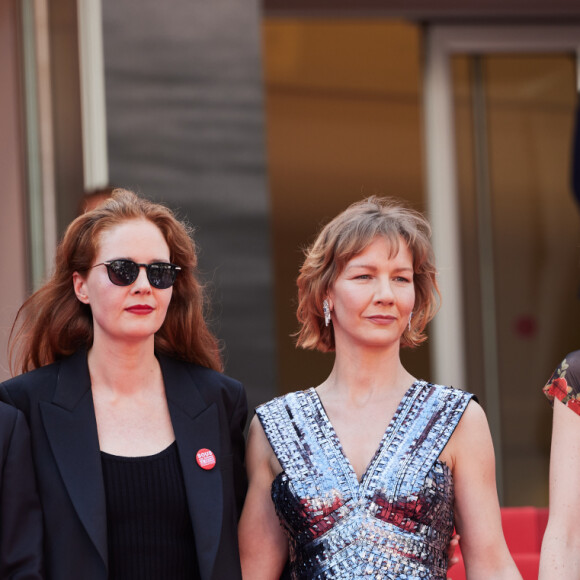 Incontournable du cinéma français, Eddy Mitchell n'a pas apprécié la cérémonie de clôture du Festival de Cannes.
Antoine Reinartz, Milo Machado Graner, Swann Arlaud, Justine Triet, Sandra Hüller, Camille Rutherford - Montée des marches du film " Anatomie d'une chute " lors du 76ème Festival International du Film de Cannes, au Palais des Festivals à Cannes. Le 21 mai 2023 © Jacovides-Moreau / Bestimage