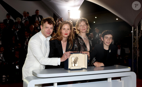 Milo Machado Graner, Sandra Hüller, Justine Triet, Palme d'Or 2023 pour "Anatomie d'une chute", Antoine Reinartz - Photocall des palmes lors de la 76ème édition du festival international du film de Cannes le 27 mai 2023. © Borde / Jacovides / Moreau / Bestimage