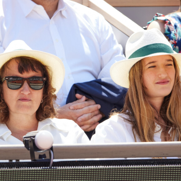 Anne Roumanoff et sa fille en tribunes lors des Internationaux de France de tennis de Roland Garros 2023 à Paris, France, le 4 juin 2023. © Cyril Moreau/Bestimage