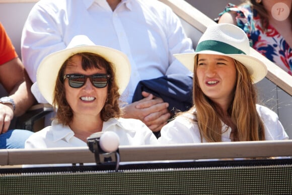 Anne Roumanoff et sa fille en tribunes lors des Internationaux de France de tennis de Roland Garros 2023 à Paris, France, le 4 juin 2023. © Cyril Moreau/Bestimage