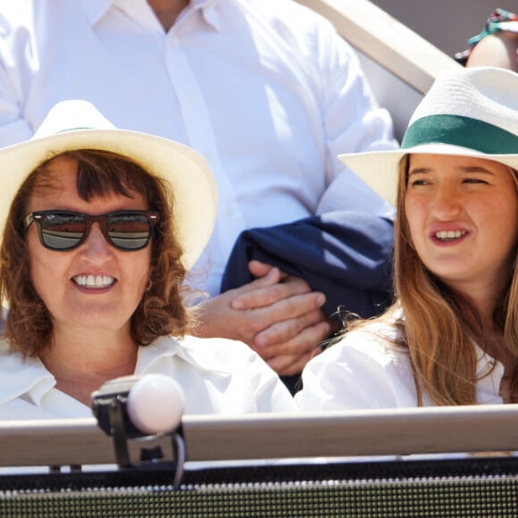 Anne Roumanoff et sa fille en tribunes lors des Internationaux de France de tennis de Roland Garros 2023 à Paris, France, le 4 juin 2023. © Cyril Moreau/Bestimage