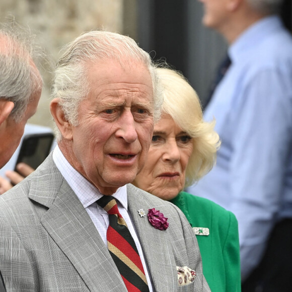 Le roi Charles III d'Angleterre et Camilla Parker Bowles, reine consort d'Angleterre, en visite au château d'Enniskillen, le 25 mai 2023, dans le cadre de leur voyage en Irlande. 