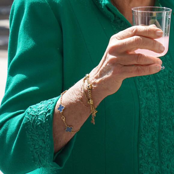 Le roi Charles III d'Angleterre et Camilla Parker Bowles, reine consort d'Angleterre, en visite au "Market Theatre Square" d'Armagh, dans le cadre de leur visite en Irlande du Nord, le 25 mai 2023. Le couple royal y a rencontré des producteurs locaux. 