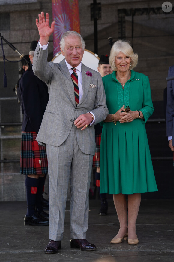 Le roi Charles III d'Angleterre et Camilla Parker Bowles, reine consort d'Angleterre, en visite au "Market Theatre Square" d'Armagh, dans le cadre de leur visite en Irlande du Nord, le 25 mai 2023. Le couple royal y a rencontré des producteurs locaux. 