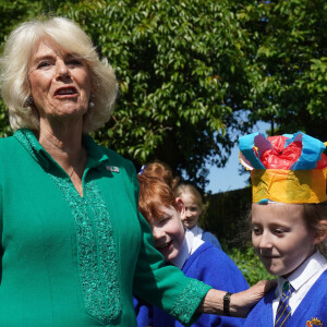 Le roi Charles III d'Angleterre et Camilla Parker Bowles, reine consort d'Angleterre, en visite à l'école primaire Armstrong d'Armagh, dans le cadre de leur voyage en Irlande du Nord, le 25 mai 2023. 
