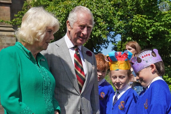 Le roi Charles III d'Angleterre et Camilla Parker Bowles, reine consort d'Angleterre, en visite à l'école primaire Armstrong d'Armagh, dans le cadre de leur voyage en Irlande du Nord, le 25 mai 2023. 