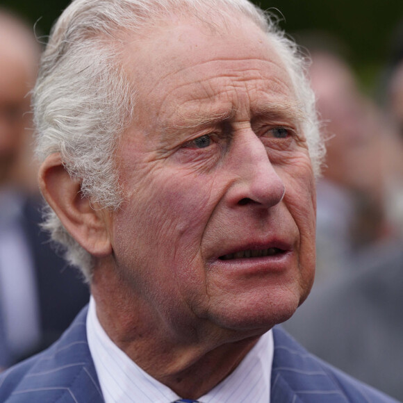 Le roi Charles III d'Angleterre et Camilla Parker Bowles, reine consort d'Angleterre, lors d'une Garden Party au château de Hillsborough, le 24 mai 2023, dans le cadre de leur visite de deux jours en Irlande du Nord. Pour marquer leur couronnement, célébré le 6 mai dernier, le couple royal a planté un arbre. 