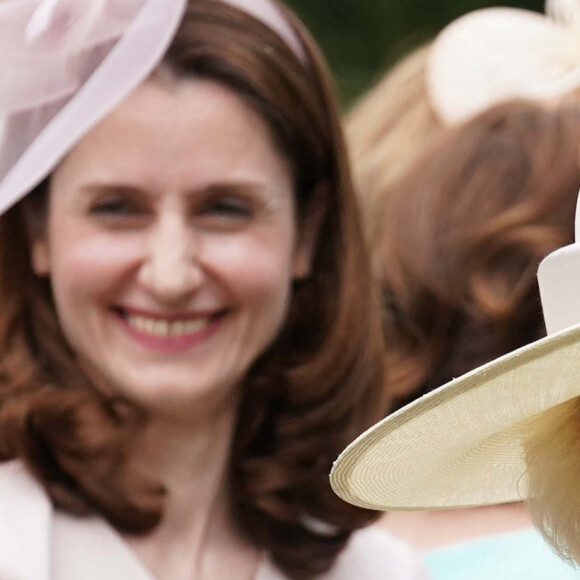 Le roi Charles III d'Angleterre et Camilla Parker Bowles, reine consort d'Angleterre, lors d'une Garden Party au château de Hillsborough, le 24 mai 2023, dans le cadre de leur visite de deux jours en Irlande du Nord. Pour marquer leur couronnement, célébré le 6 mai dernier, le couple royal a planté un arbre. 
