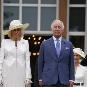 Le roi Charles III d'Angleterre et Camilla Parker Bowles, reine consort d'Angleterre, lors d'une Garden Party au château de Hillsborough, le 24 mai 2023, dans le cadre de leur visite de deux jours en Irlande du Nord. 