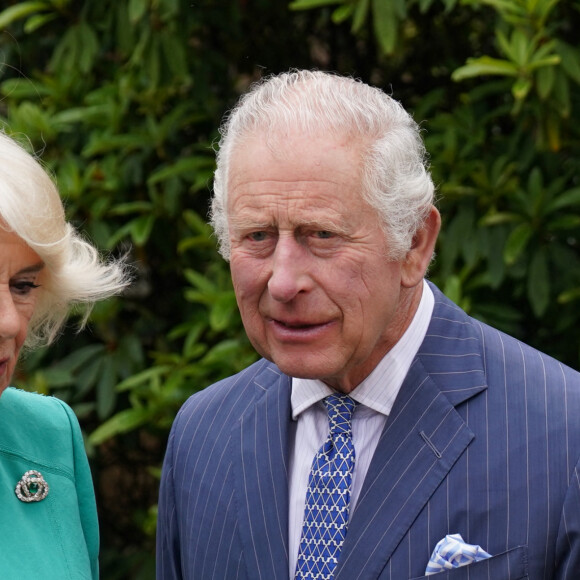 Mais qui lui aurait laissé une "odeur de tabac froid".
Le roi Charles III d'Angleterre et Camilla Parker Bowles, reine consort d'Angleterre, inaugurent un jardin du couronnement à Newtonabbey (Irlande), le 24 mai 2023. En visite de deux jours en Irlande du Nord, le couple royal est arrivé au château d'Hillsborough. Ils ont pris place sur un banc dessiné par les élèves de l'école Blythefield de Belfast, dans le cadre du concours des bancs du couronnement. 