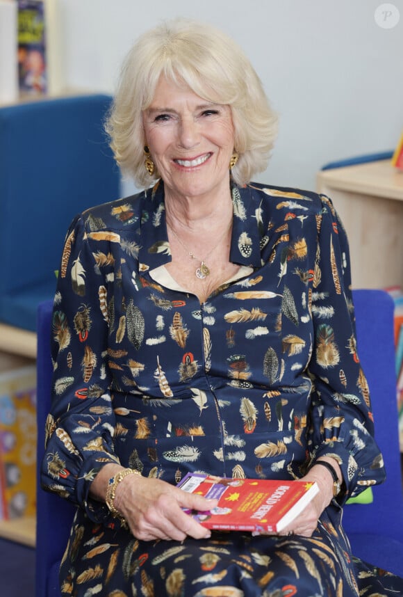 Camilla Parker-Bowles a du beaucoup changer pour en arriver là.
Camilla Parker Bowles, reine consort d'Angleterre, lance l'initiative des "bibliothèques du couronnement" à l'école primaire de Shirehampton à Bristol.
