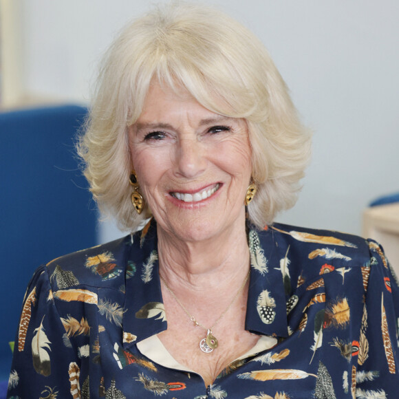 Camilla Parker-Bowles a du beaucoup changer pour en arriver là.
Camilla Parker Bowles, reine consort d'Angleterre, lance l'initiative des "bibliothèques du couronnement" à l'école primaire de Shirehampton à Bristol.