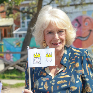 Camilla Parker Bowles, reine consort d'Angleterre, lance l'initiative des "bibliothèques du couronnement" à l'école primaire de Shirehampton à Bristol, le 18 mai 2023.