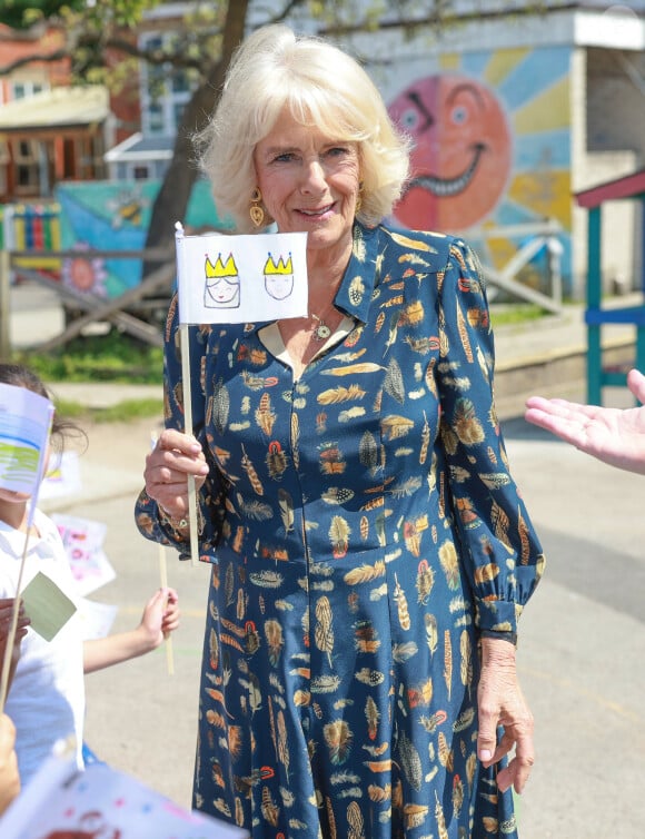 Camilla Parker Bowles, reine consort d'Angleterre, lance l'initiative des "bibliothèques du couronnement" à l'école primaire de Shirehampton à Bristol, le 18 mai 2023.