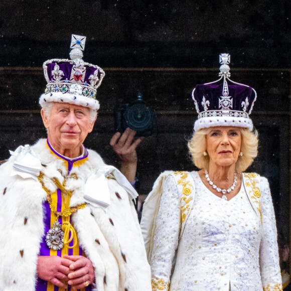 Le roi Charles III d'Angleterre et Camilla Parker Bowles, reine consort d'Angleterre - La famille royale britannique salue la foule sur le balcon du palais de Buckingham lors de la cérémonie de couronnement du roi d'Angleterre à Londres le 5 mai 2023. 