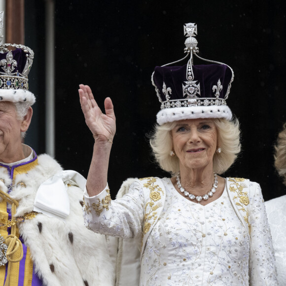 Le roi Charles III d'Angleterre et Camilla Parker Bowles, reine consort d'Angleterre - La famille royale britannique salue la foule sur le balcon du palais de Buckingham lors de la cérémonie de couronnement du roi d'Angleterre à Londres le 5 mai 2023. 
