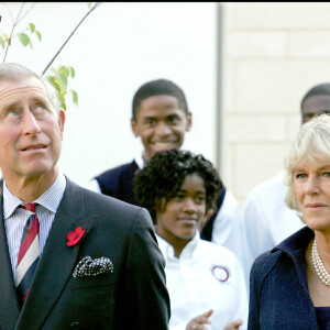 Charles III, comme sa mère, a toujours détesté la cigarette.
Le Prince Charles et sa femme Camilla visitent une école publique à Washington.