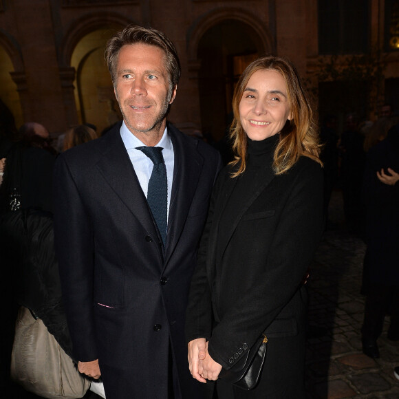 Situation possible depuis qu'il a fait abroger la loi salique interdisant les femmes de régner.
Le prince Emmanuel-Philibert de Savoie et sa femmme Clotilde Courau lors de la cérémonie d'installation de F.Mitterrand à l'académie des Beaux-Arts à Paris, France, le 6 février 2020.   © Veeren/Bestimage 