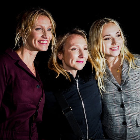 Alexandra Lamy avec un énorme ventre, est proche de l'accouchement. 
Alexandra Lamy, Audrey Lamy et Chloé Jouannet - 22ème Festival International du Film de Comédie de l'Alpe d'Huez le 16 janvier 2019.