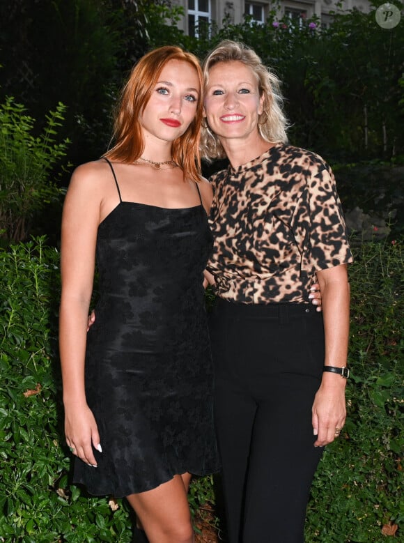 Chloé Jouannet et sa mère Alexandra Lamy - 1er Cocktail des nommés du Festival de la fiction de La Rochelle dans l'hôtel particulier de la SACD à Paris le 1er septembre 2022. © Coadic Guirec/Bestimage