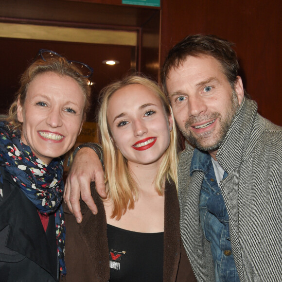 Avec Thomas Jouannet, l'actrice devient maman pour la première fois le 17 octobre 1997.
Alexandra Lamy, Chloé Jouannet et son père Thomas Jouannet - Représentation de la pièce "Les Monologues du Vagin" au théâtre le Comédia à Paris le 12 mars 2018. © Guirec Coadic/Bestimage